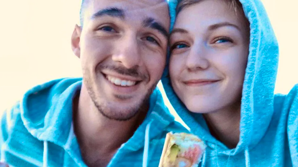 Lo statunitense Brian Laundrie e la sua fidanzata e compagna di viaggio Gabby Petito in una foto non datata.