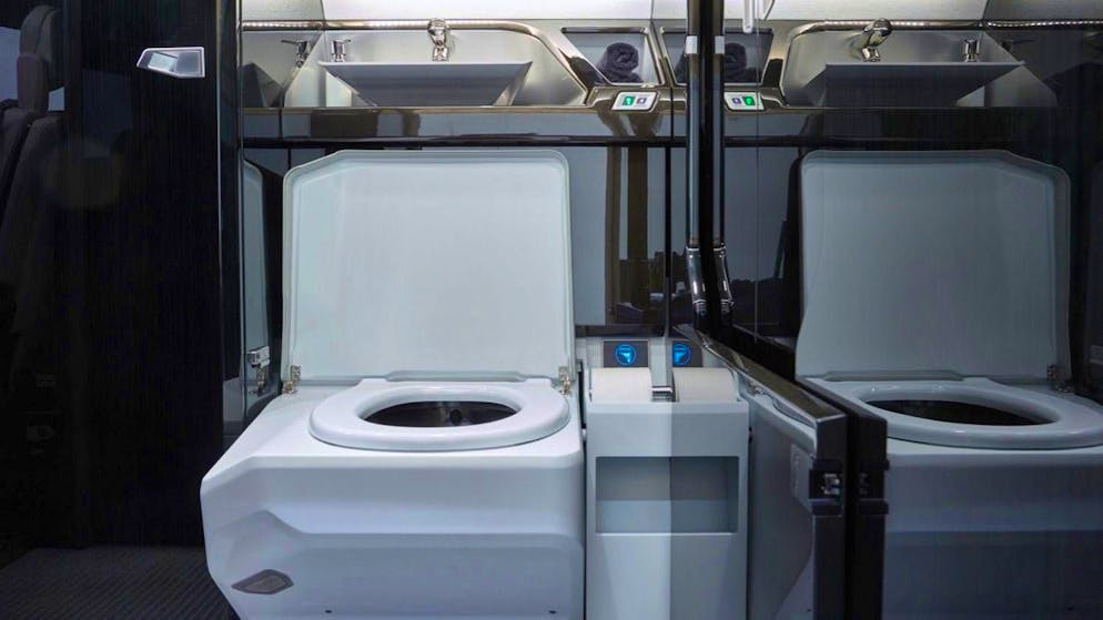 Il jet privato svizzero di Jeff Bezos. Ma basta premere un pulsante e la cambusa si trasforma nel WC di bordo. Può sembrare strano, ma è subordinato ai dettami dell'efficienza. In un aereo piccolo bisogna risparmiare spazio.