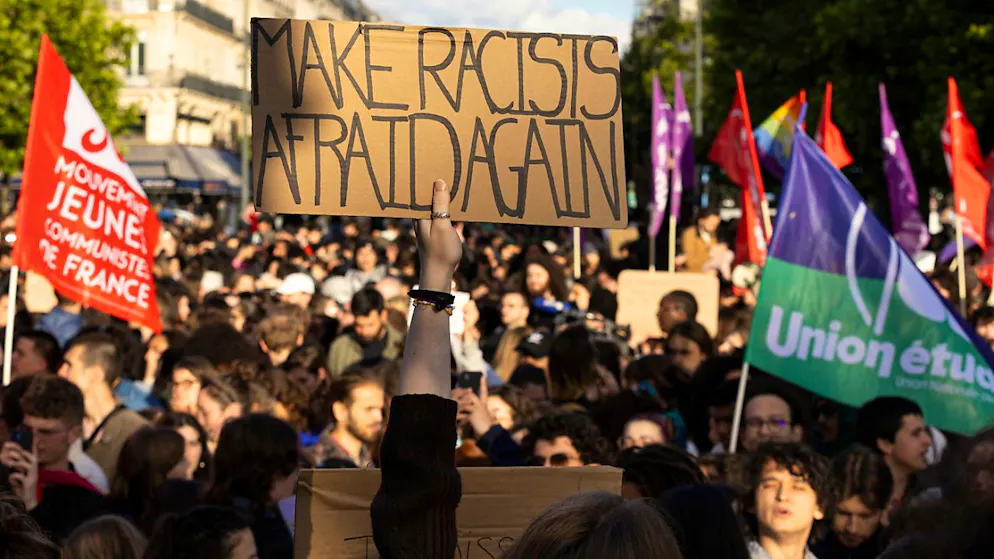Migliaia di giovani sono scesi in corteo ieri sera a Parigi per protestare contro l'estrema destra ed invocare l'unione delle sinistre francesi.