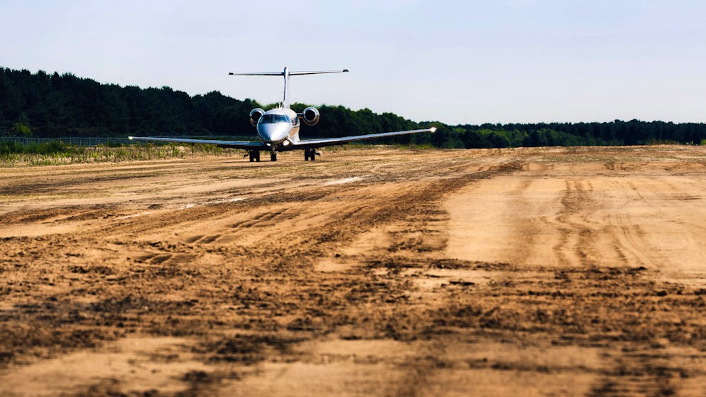 Il jet privato svizzero di Jeff Bezos. È stato probabilmente il punto di forza più importante per Jeff Bezos: il suo terzo aereo, il Pilatus PC-24, è l'unico business jet in grado di affrontare anche piste estremamente corte e non asfaltate.