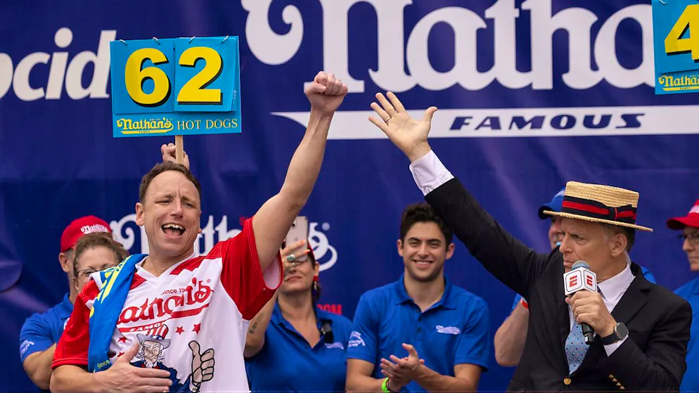 Sessantadue hot dog in 10 minuti: il risultato di Joey Chestnut all'ultima edizione del campionato dal quale è ora escluso. (Foto d'archivio)