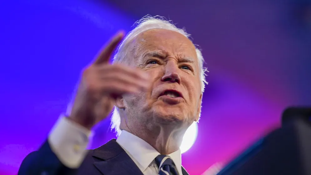 In attesa del dibattito TV. Grazia agli ex militari gay e patteggiamento sul caso Assange, Biden corteggia i liberal