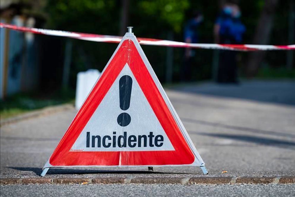 Ha perso il controllo ed è finito contro un muro