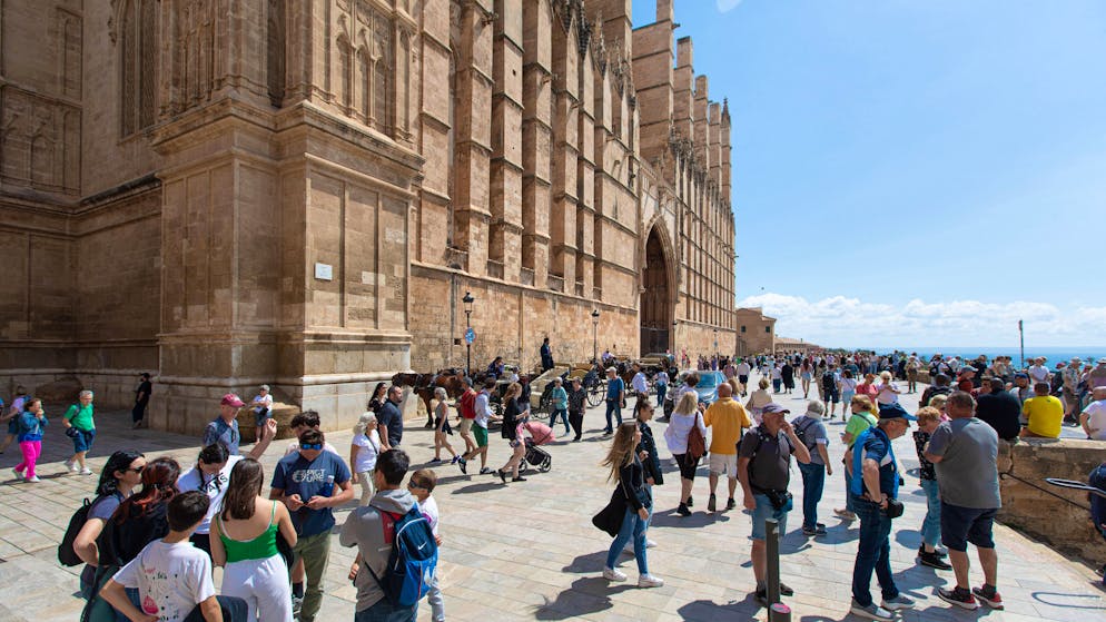 In Massen nach Mallorca. Tourismus-Proteste halten Schweizer nicht vom Reisen ab