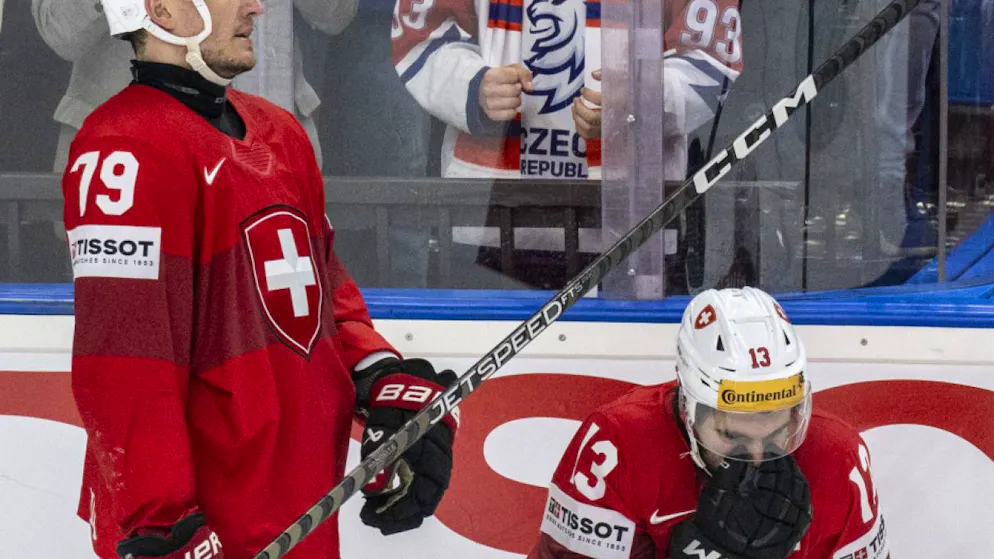 I giocatori della nazionale svizzera di hockey - Calvin Thürkauf e Nico Hischier - ai recenti mondiali di Praga con la maglia della discordia.
