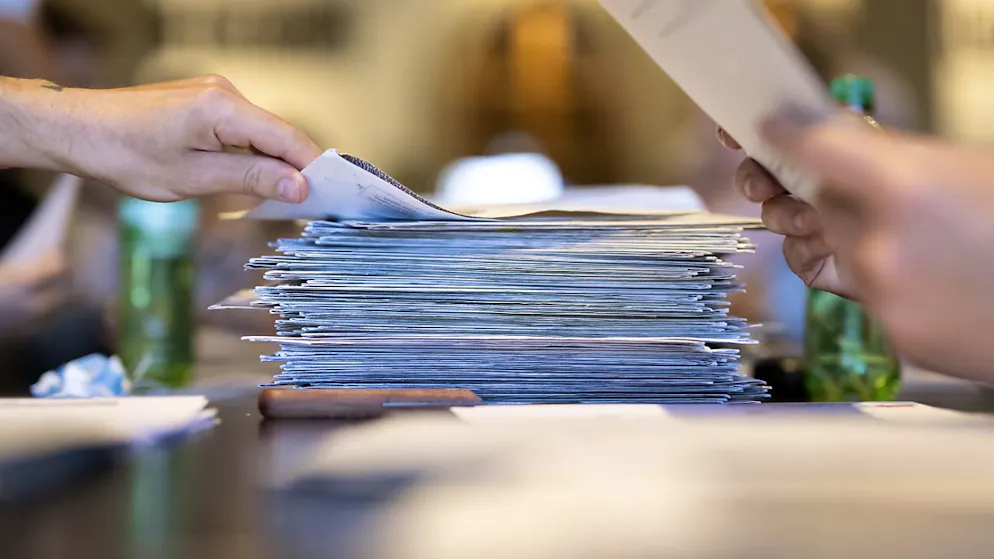 Solo quattro degli undici comuni del cantone di Zugo hanno contato correttamente i voti sull'iniziativa per la trasparenza del finanziamento ai partiti e il suo controprogetto (foto simbolica)