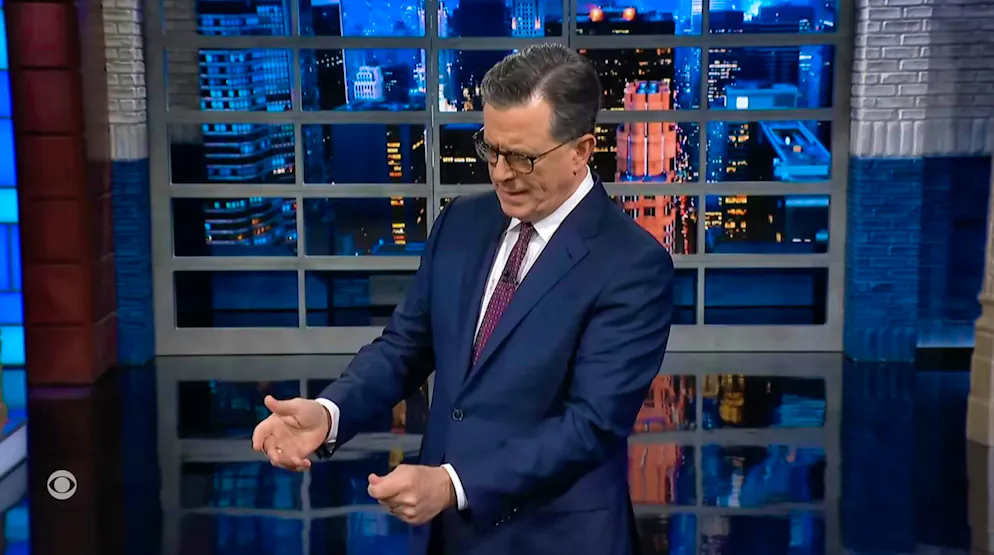 Colbert passa in rassegna i suoi documenti immaginari come funzionario addetto alla sorveglianza di persone in libertà vigilata.
