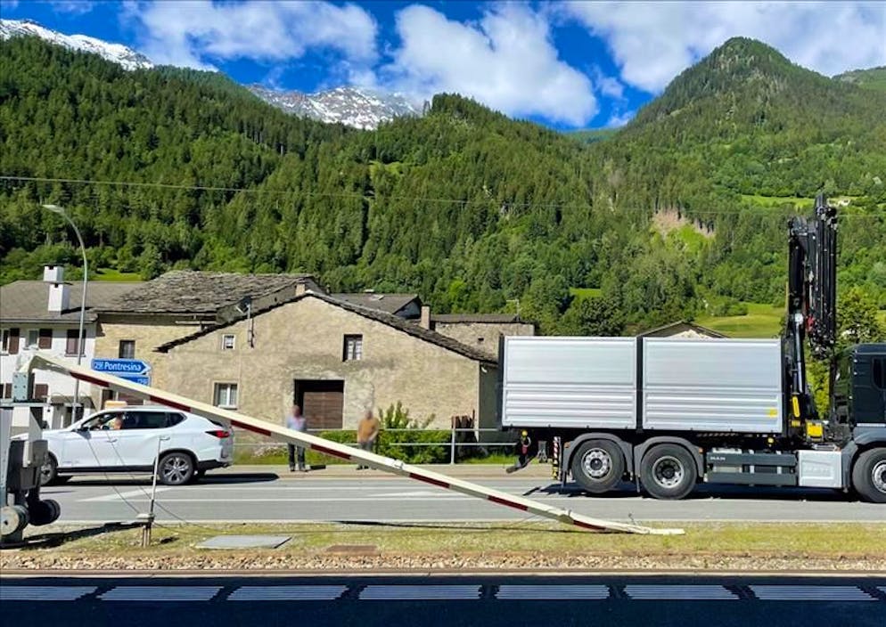Il luogo dove il camion ha strappato i cavi della Ferrovia Retica.