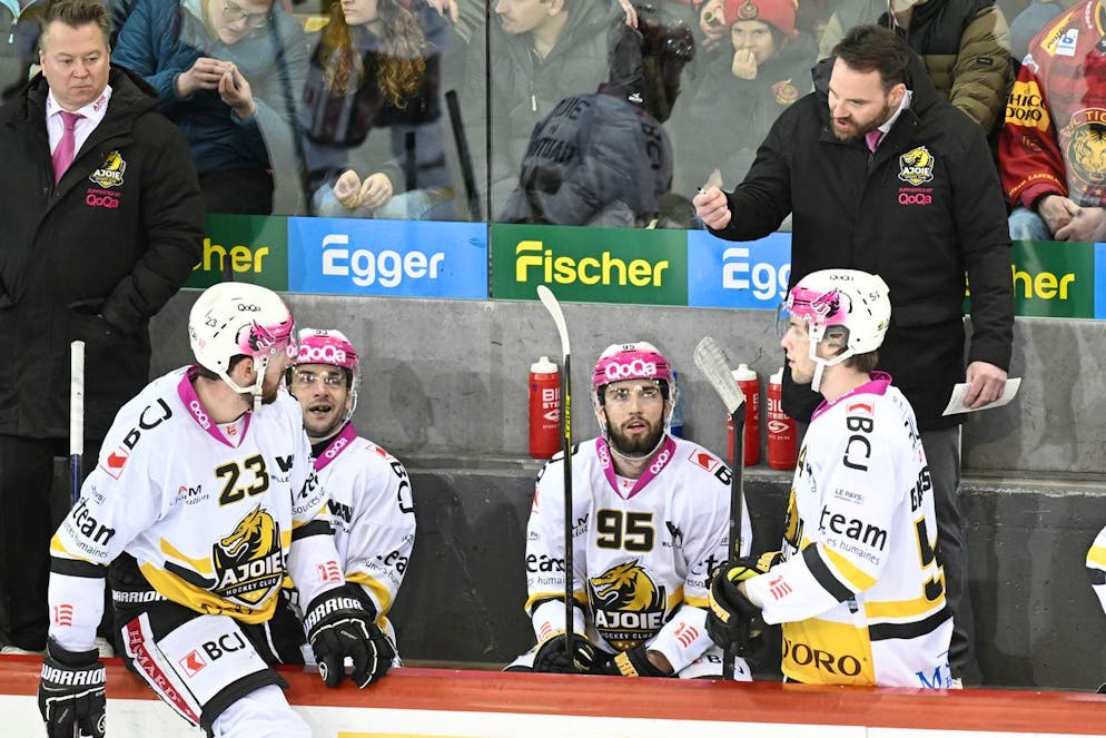 Petteri Nummelin (a sinistra in piedi) sulla panchina dell'Ajoie.