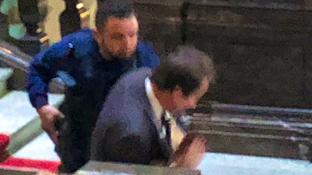 «Dovevo solo scendere le scale». Thomas Aeschi si scontra con la polizia a Palazzo federale