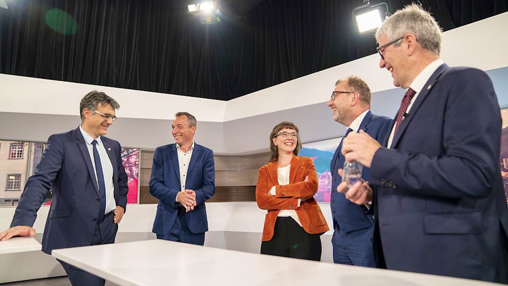 Marcus Caduff (Centro) e Martin Bühler (PLR), a sinistra, sono presidente e vicepresidente del Governo 2025; al centro Carmelia Maissen (Centro), Peter Peyer (PS) e Jon Domenic Parolini (Centro) sulla destra.