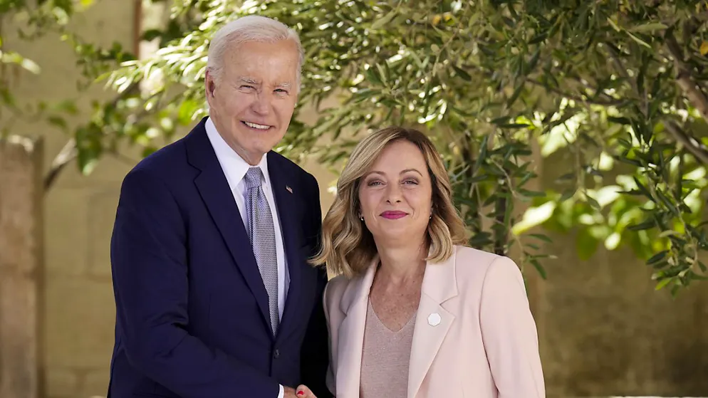 Il presidente degli Stati Uniti Joe Biden con la premier italiana  Giorgia Meloni al G7