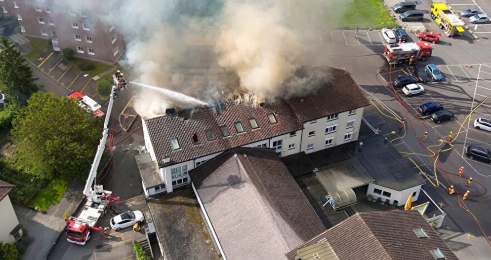 Il rogo di grandi dimensioni ha provocato il ferimento di tre persone.