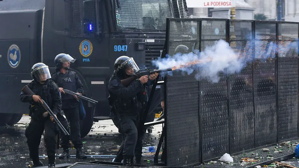 Il pacchetto di riforme del governo di Javier Milei è stato approvato  la notte scorsa al Senato dopo lunghe trattative e tra violente manifestazioni di piazza.