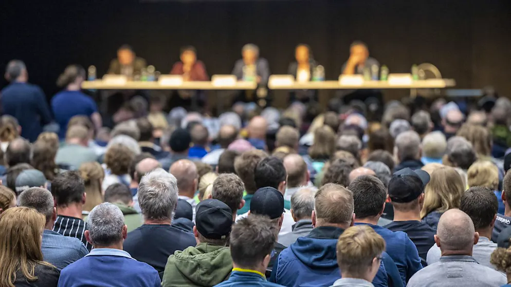 La popolazione nutre ancora molte riserve: lo scorso aprile in 700 hanno preso parte a una serata informativa sul nuovo centro per richiedenti asilo ad Arth (SZ).