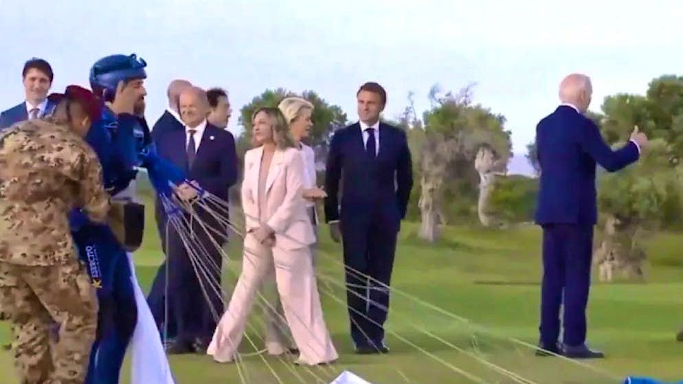 Ecco il video diventato virale. Biden vaga confuso al vertice del G7, Meloni lo riporta indietro