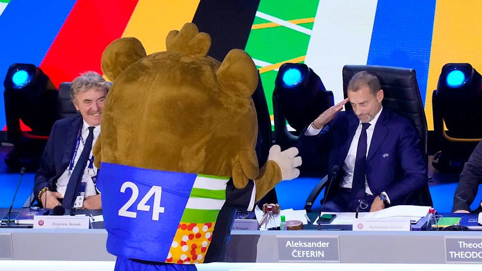 Neue Regeln, Millionen-Prämien und Spieler aus der Super League - Gallery. UEFA-Präsident Aleksander Ceferin zusammen mit Maskottchen Albärt.