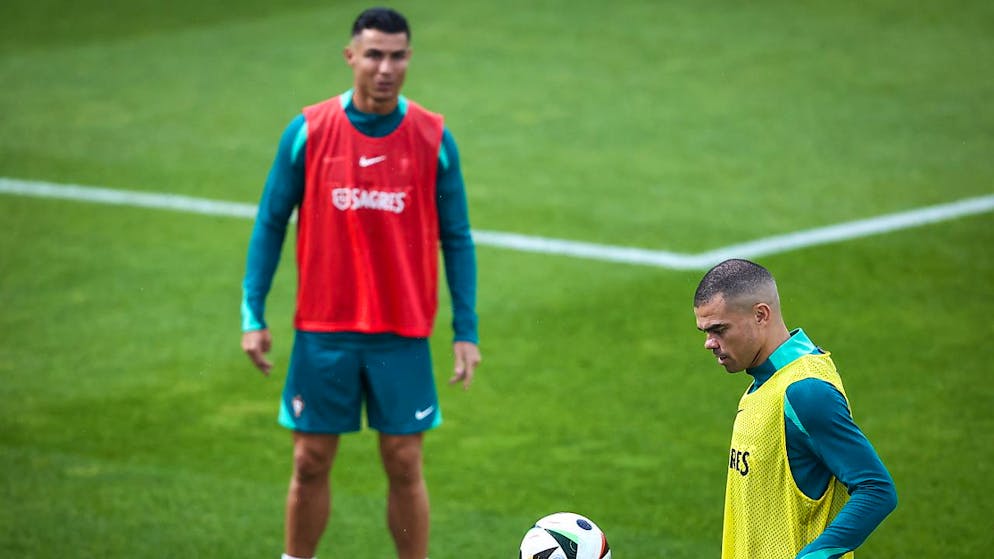 Neue Regeln, Millionen-Prämien und Spieler aus der Super League - Gallery. Cristiano Ronaldo (links) und Pepe sind die ältesten EM-Spieler in diesem Sommer.