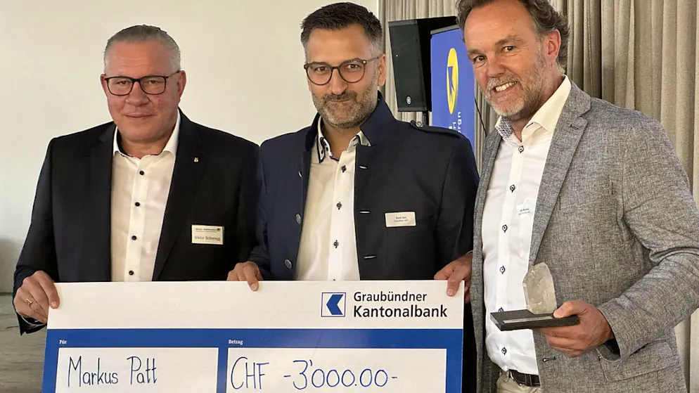 Il presidente dell’UGAM Viktor Scharegg e il suo sostituto Jan Koch con il detentore del Premio dell’innovazione 2024 Markus Patt. (da sin.)
