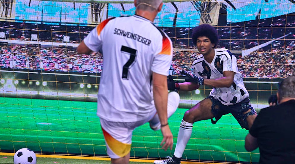 «Germany's Next Topmodel»-Gewinner Jermaine im Fussball-Duell mit Bastian Schweinsteiger.