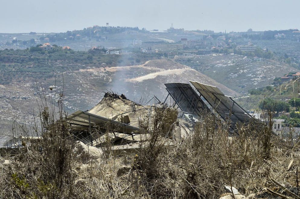 I resti di un edificio sono ancora fumanti dopo che è stato distrutto in un raid aereo israeliano sul villaggio di Janata, nel distretto di Tiro, a sud del Libano.
