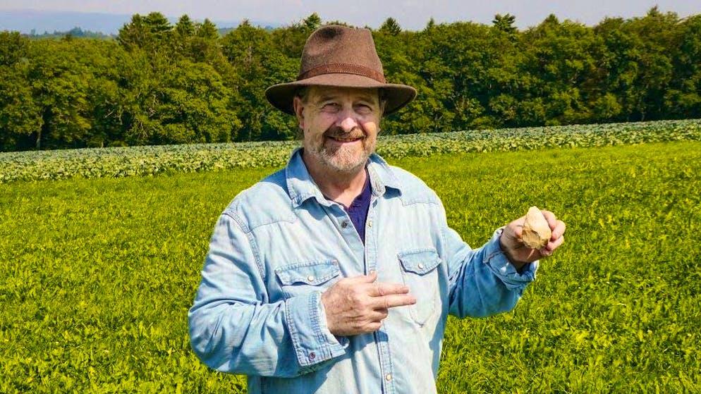 L'archeologo dilettante George Sprecher con in mano la sua sensazionale scoperta