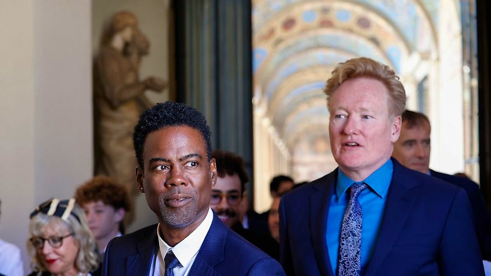 Chris Rock (links) und Conan O'Brien vor ihrer Audienz mit dem Papst mit über 100 anderen Komikern aus aller Welt in der Clementinischen Halle im Vatikan.