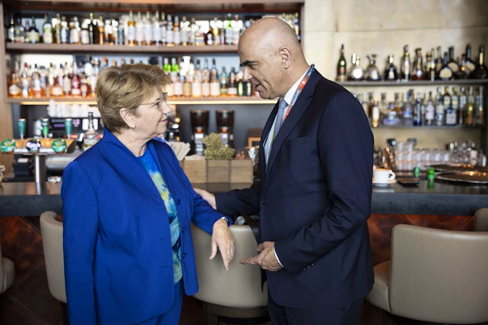 Bürgenstock. Al vertice partecipa anche l'ex consigliere federale Alain Berset: qui con la presidente della Confederazione Viola Amherd