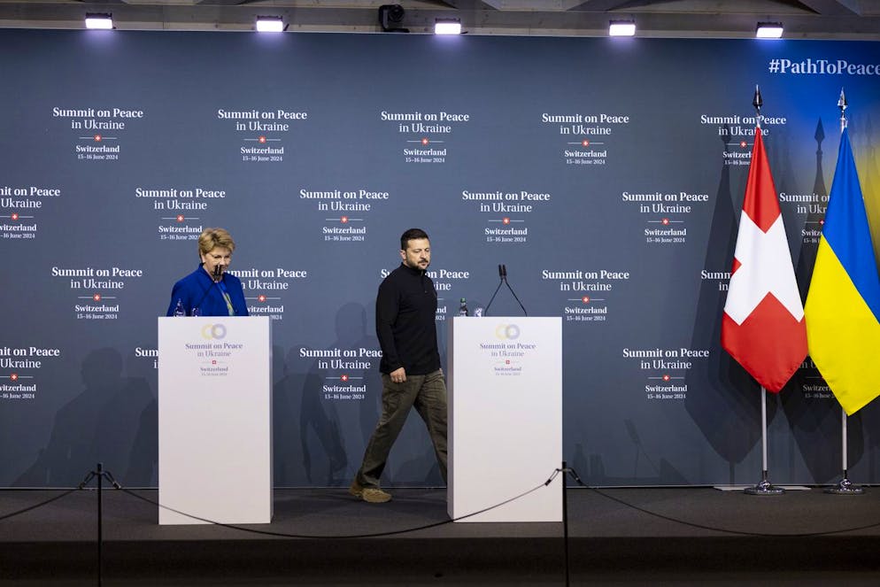 Bürgenstock. Il presidente ucraino Volodymyr Zelensky e la presidente della Confederazione Viola Amherd pronti per la conferenza stampa di avvia del vertice di pace in Ucraina.