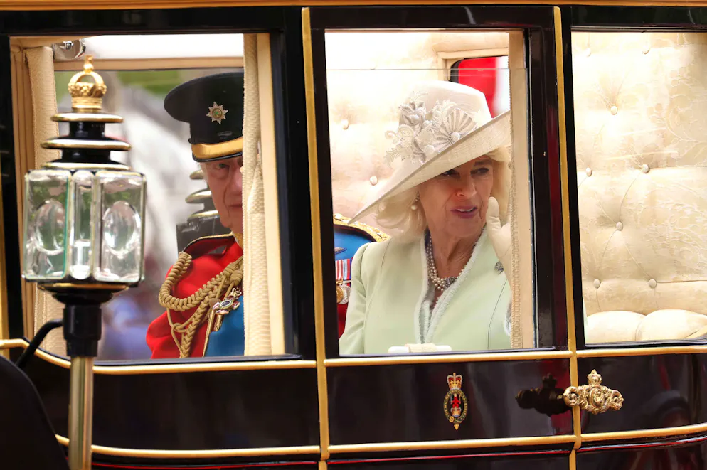La principessa Kate riappare in pubblico alla «Trooping the Colour». In un altra carrozza c'erano il re Carlo e la regina Camilla.