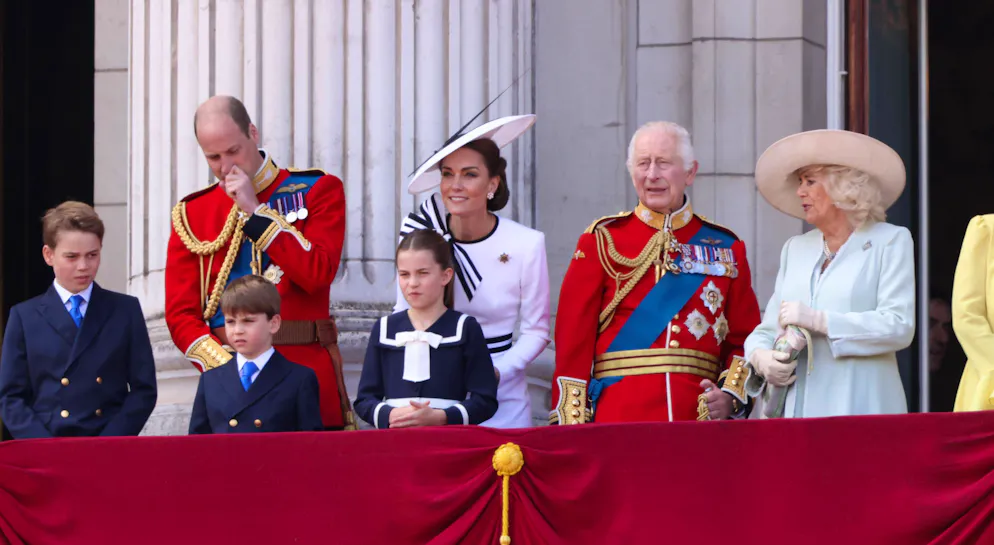 La principessa Kate riappare in pubblico alla «Trooping the Colour». La famiglia reale osserva il «Trooping the Colour» dal balcone di Buckingham Palace.