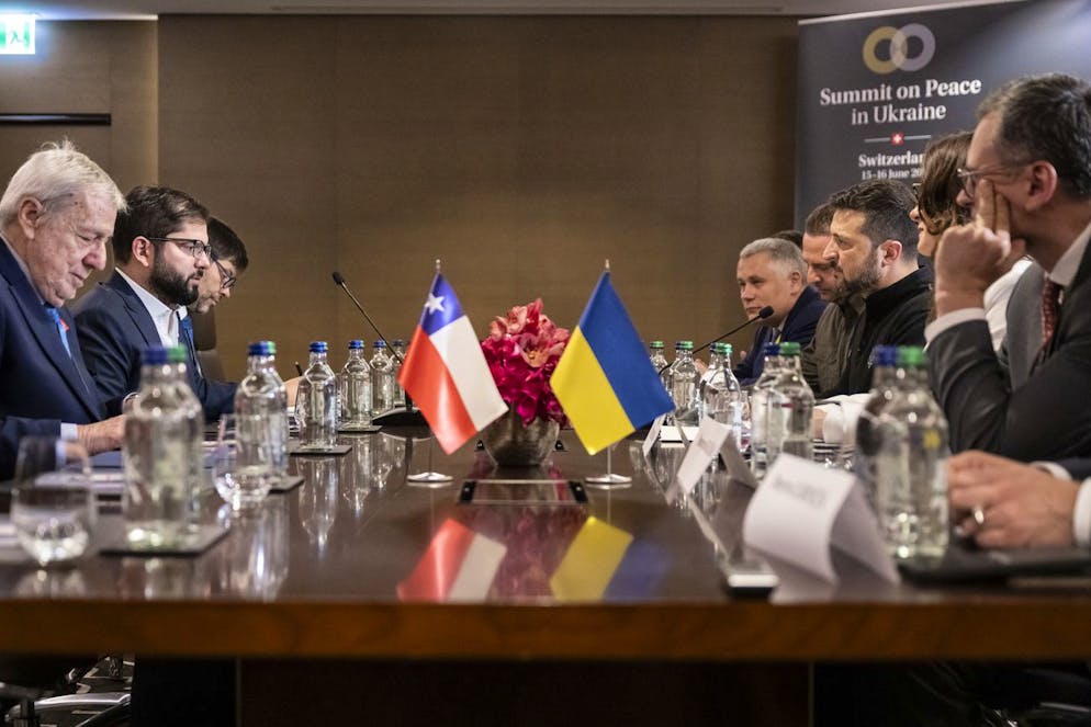Bürgenstock. Il presidente ucraino Volodymyr Zelenskyy, a destra, parla con il presidente del Cile Gabriel Boric Font, in occasione di un incontro bilaterale durante il vertice sulla pace in Ucraina.