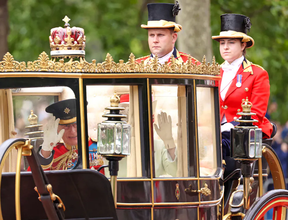 La principessa Kate riappare in pubblico alla «Trooping the Colour». Il monarca saluta la folla accorsa a Londra.