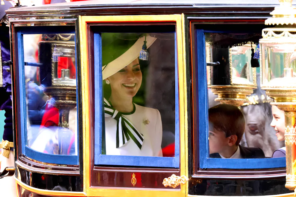La principessa Kate riappare in pubblico alla «Trooping the Colour». La 42enne era in carrozza con i tre figli.