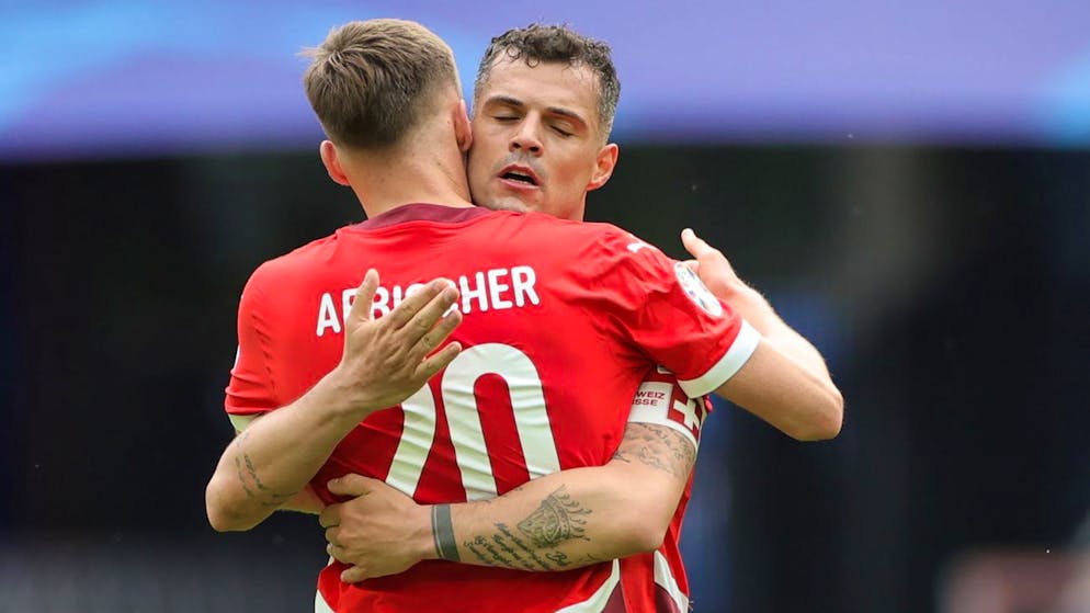 Michel Aebischer (sinistra) abbraccia il capitano Granit Xhaka.