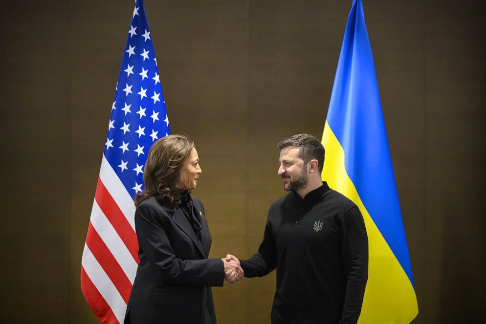 Bürgenstock. La vicepresidente degli Stati Uniti Kamala Harris stringe la mano al presidente ucraino Volodymyr Zelensky