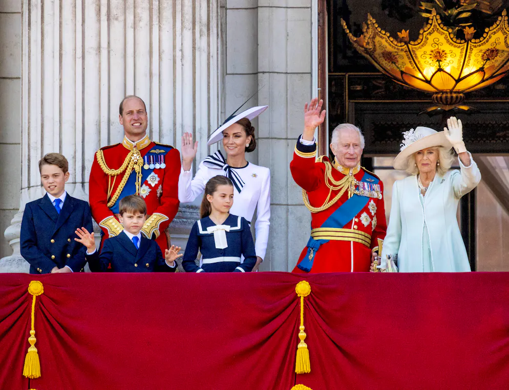 La principessa Kate riappare in pubblico alla «Trooping the Colour». I saluti della famiglia reale dal balcone di Buckingham Palace.