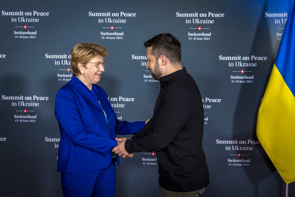 Bürgenstock. La presidente della Confederazione Viola Amherd stringe la mano al presidente ucraino Volodymyr Zelenskyy prima della cerimonia di benvenuto.