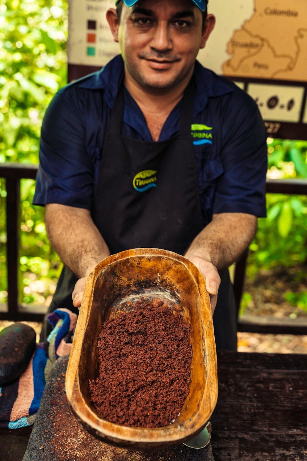Costa Rica: paradiso della frutta esotica. Le fave vengono polverizzate...