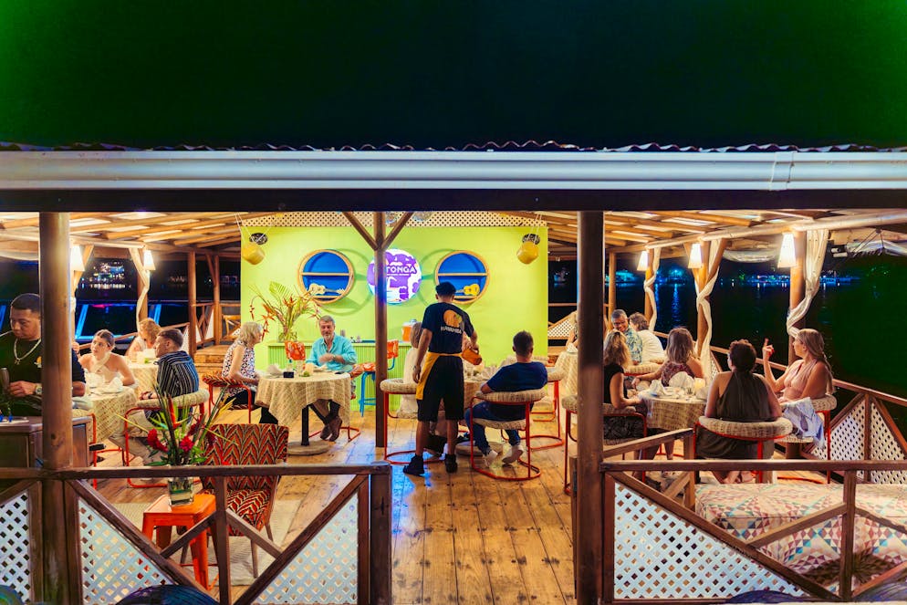 Costa Rica: il Parco nazionale del Tortuguero. Il Mawamba Lodge offre un'esperienza unica: un ristorante che attraversa il fiume durante la cena.