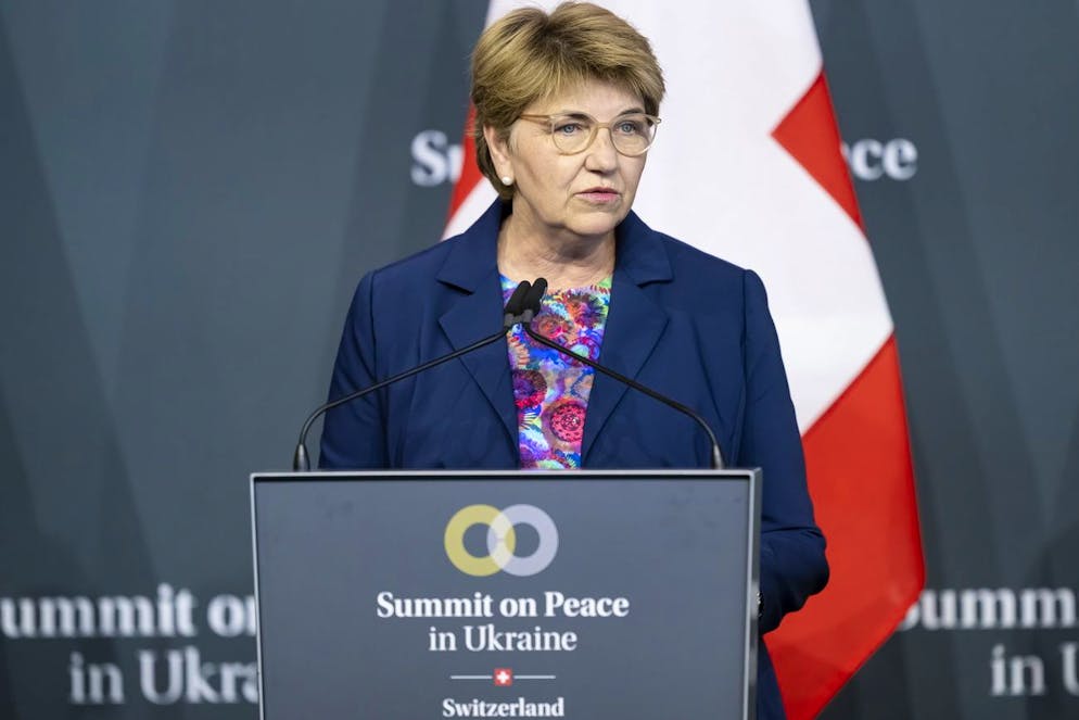 Bürgenstock. La presidente della Confederazione Viola Amherd parla ai presenti e ai giornalisti nella conferenza stampa finale del vertice per la pace in Ucraina.