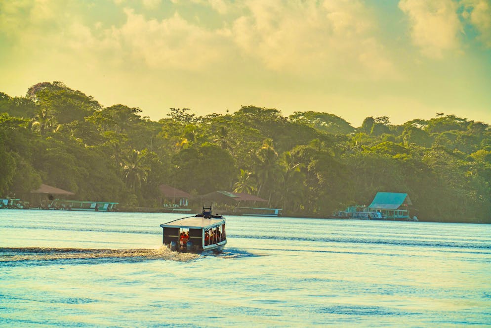 Costa Rica: il Parco nazionale del Tortuguero. Le barche sono il principale mezzo di trasporto a Tortuguero.