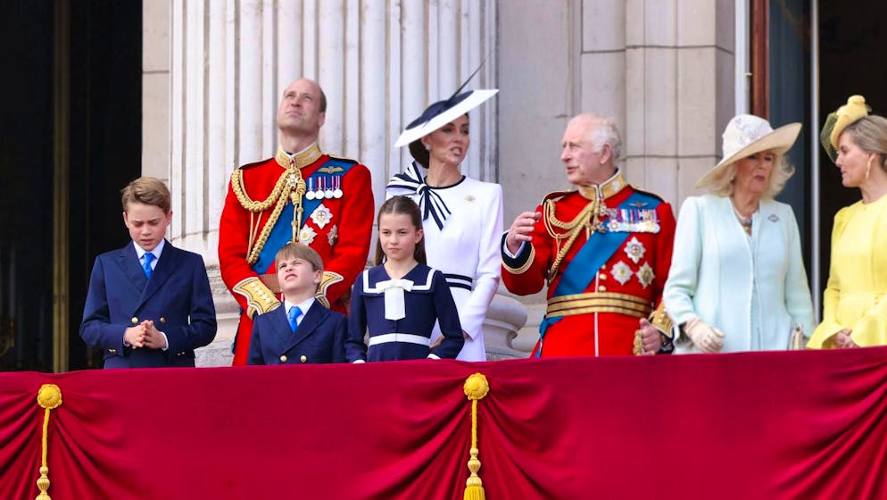 Una posizione insolita. Concesso il posto d'onore alla principessa Kate sul balcone: accanto a re Carlo