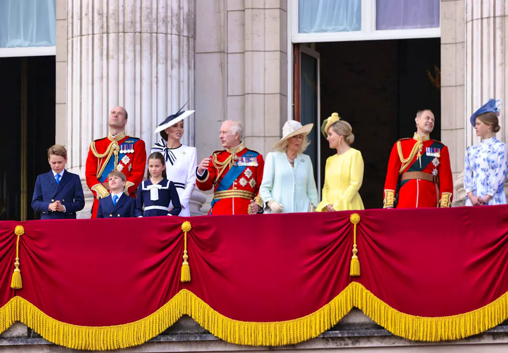 Momento di intimità sul balcone tra la principessa Kate e Re Carlo.