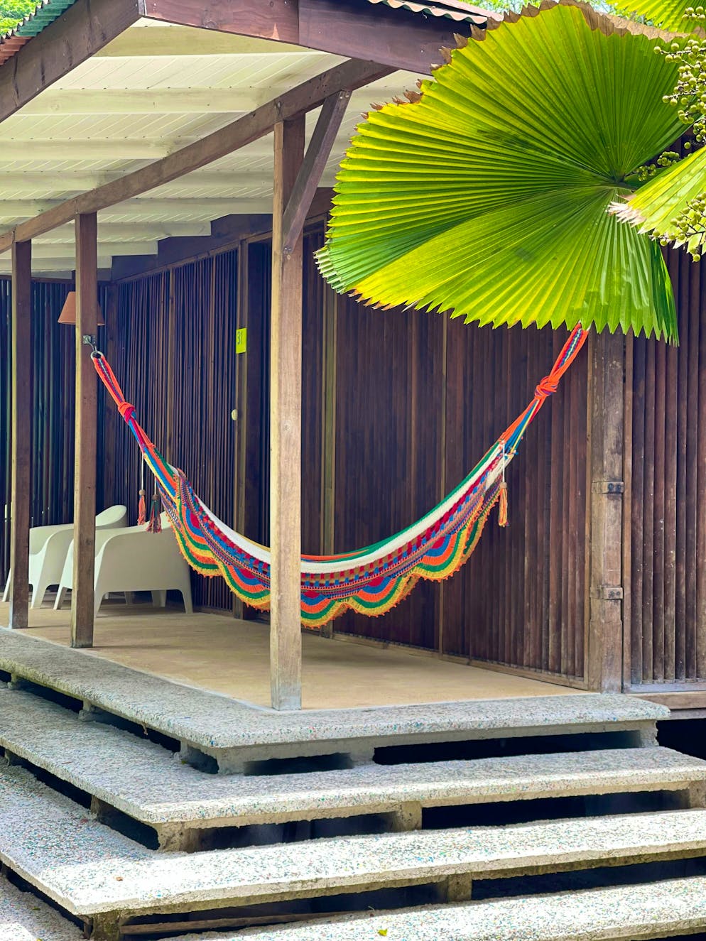 Costa Rica: il Parco nazionale del Tortuguero. Le amache e le sedie a dondolo sono tra le caratteristiche più apprezzate degli alloggi sul fiume.