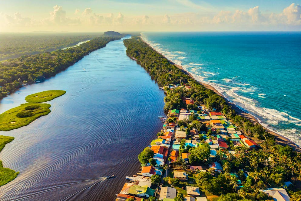 Costa Rica: il Parco nazionale del Tortuguero. Oltre 400 gradini portano alla Collina del Tortuguero, da cui si gode di una meravigliosa vista sulla regione.