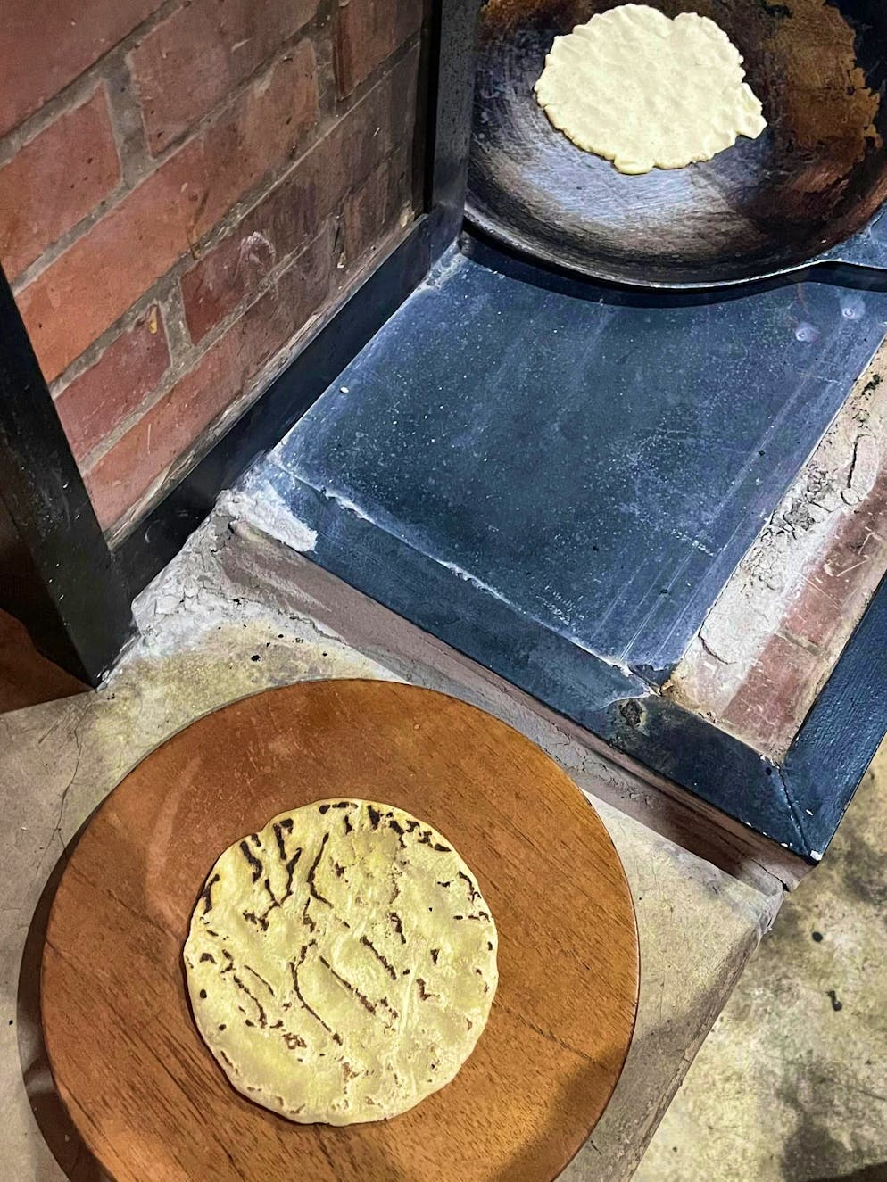 Costa Rica: paradiso della frutta esotica. Dare forma alle tortillas è un'arte che va imparata. Il modello di Janet a sinistra, il nostro tentativo in padella sopra.