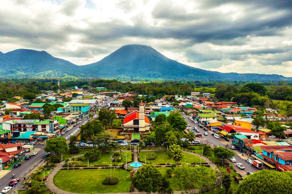 Costa Rica: il Vulcano Arenal. La Fortuna è la città vicina all'Arenal ed è in qualche modo oscurata dal vulcano.