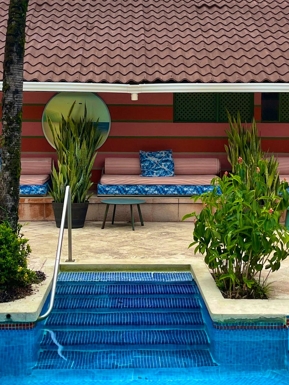 Costa Rica: il Parco nazionale del Tortuguero. La piscina è d'obbligo, poiché a Tortuguero non è possibile nuotare nel mare o nel fiume.