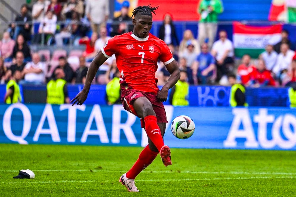 Breel Embolo perde una fasciatura poco prima del decisivo 3:1, che rimane in campo (in fondo a sinistra).